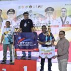 Kepala Dinas Parekrafpora Aceh Jaya, Muhammad Milsa, menyerahkan hadiah kepada peraih juara pada Taekwondo Aceh Jaya Bupati Open Championship 2026 di GOR PBVSI Aceh Jaya, Minggu (27/9/2026). Foto: Dok. Istimewa