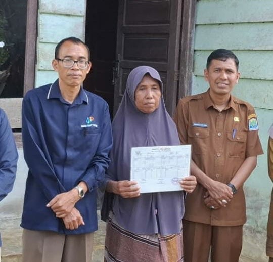Kepala dinas DPMPKB Dahrial Saputra (baju dinas ASN) bersama Kepala BPS Aceh Jaya, Azwar, terlihat mendampingi warga di Gampong Panton Kabu, Kecamatan Panga. Senin, (21/9/2026). Foto: Dok DPMPKB Aceh Jaya