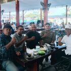 Bupati Aceh Besar Muharram Idris bersama pengurus SMSI Aceh Besar saat melakukan silaturahmi dan bertukar pandangan mengenai kolaborasi pemerintah dan pers di Lampenerut, Rabu (9/9/2026). Foto: Dok. Istimewa 