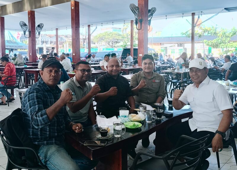 Bupati Aceh Besar Muharram Idris bersama pengurus SMSI Aceh Besar saat melakukan silaturahmi dan bertukar pandangan mengenai kolaborasi pemerintah dan pers di Lampenerut, Rabu (9/9/2026). Foto: Dok. Istimewa 