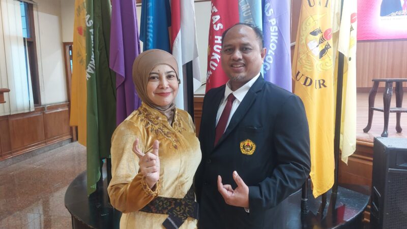 Pasangan suami istri DR. dr. Nucky Indra Praja, SpOT., M.Kes. bersama Dr. dr. Adv. Ineke Winda Ferianasari, SH., MH.Kes., C.Med., SpDVE., FINSDV., FAADV,.