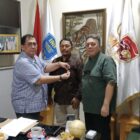 Muktarrudin Usman menerima SK kepengurusan KSMI Aceh dari Ketua Umum KSMI Pusat Yan Mulia Abidin di Jakarta, Kamis (24/9/2026). Foto: Dok. Istimewa 