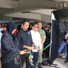 Wali Kota Banda Aceh Illiza Sa’aduddin Djamal melakukan prosesi pemotongan pita sebagai tanda dibukanya Pameran Foto “Prahara Pulau Emas” di Museum Tsunami Aceh, Banda Aceh, Senin (3/8/2026). Foto: Dok. Istimewa 