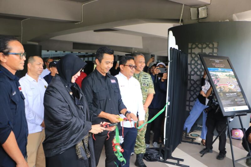 Wali Kota Banda Aceh Illiza Sa’aduddin Djamal melakukan prosesi pemotongan pita sebagai tanda dibukanya Pameran Foto “Prahara Pulau Emas” di Museum Tsunami Aceh, Banda Aceh, Senin (3/8/2026). Foto: Dok. Istimewa 