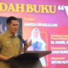 Kepala Dinas Perpustakaan dan Kearsipan Aceh M. Nasir, S.IP., MPA., membuka kegiatan bedah buku “Why” karya Hafiza Fifadlillah di Aula Gedung Perpustakaan Aceh, Banda Aceh, Selasa (15/9/2026). Foto: Dok. Istimewa