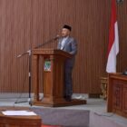 Bupati Aceh Jaya Safwandi, S.Sos., M.A.P., menyampaikan sambutan dalam Rapat Paripurna Ke-V Masa Persidangan I Tahun Sidang 2026-2027 DPRK Aceh Jaya di Gedung Utama DPRK Aceh Jaya, Senin (28/9/2026). Foto: Dok. Pemkab Aceh Jaya