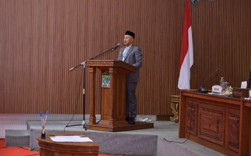 Bupati Aceh Jaya Safwandi, S.Sos., M.A.P., menyampaikan sambutan dalam Rapat Paripurna Ke-V Masa Persidangan I Tahun Sidang 2026-2027 DPRK Aceh Jaya di Gedung Utama DPRK Aceh Jaya, Senin (28/9/2026). Foto: Dok. Pemkab Aceh Jaya