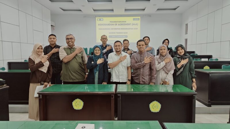 Jajaran UPTD Museum Tsunami Aceh bersama pimpinan dan civitas akademika Pascasarjana Universitas Muhammadiyah Aceh berfoto bersama usai penandatanganan kerja sama MoA di Aula Pascasarjana Unmuha, Banda Aceh, Jumat (7/8/2026). Foto: Dok. Istimewa 