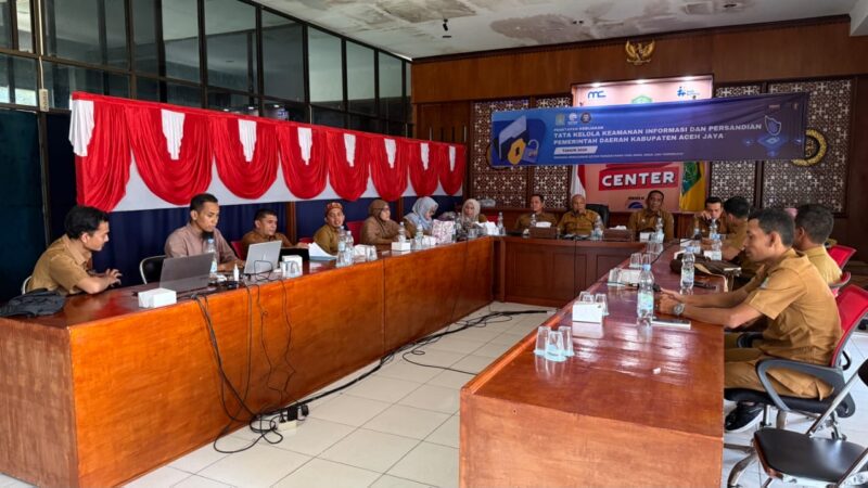 Rapat penetapan kebijakan tata kelola keamanan informasi dan persandian Pemerintah Kabupaten Aceh Jaya di Media Center Setdakab Aceh Jaya, Selasa (22/9/2026). Foto: Dok. Pemkab Aceh Jaya
