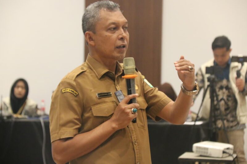 Plt. Kepala Distanbun Aceh, Azanuddin Kurnia, menyampaikan materi pada Pelatihan Teknis Budidaya Kelapa Sawit bagi pekebun asal Aceh Timur di Banda Aceh. Foto: Dok. Istimewa 