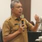 Plt. Kepala Distanbun Aceh, Azanuddin Kurnia, menyampaikan materi pada Pelatihan Teknis Budidaya Kelapa Sawit bagi pekebun asal Aceh Timur di Banda Aceh. Foto: Dok. Istimewa 