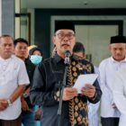 Asisten Administrasi Umum Setdakab Aceh Barat Safrizal, SP., M.Sc., mewakili Bupati Aceh Barat melepas 25 siswa-siswi terbaik Aceh Barat yang akan mengikuti Asia Pacific Olympiad Championship (APOC) 2026 di Trengganu, Malaysia, Jumat (4/9/2026). Foto: Dok. Istimewa
