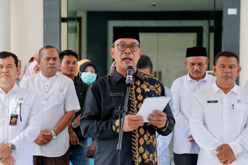 Asisten Administrasi Umum Setdakab Aceh Barat Safrizal, SP., M.Sc., mewakili Bupati Aceh Barat melepas 25 siswa-siswi terbaik Aceh Barat yang akan mengikuti Asia Pacific Olympiad Championship (APOC) 2026 di Trengganu, Malaysia, Jumat (4/9/2026). Foto: Dok. Istimewa 