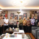 Jajaran Direksi Bank Aceh Syariah bersilaturahmi dengan Kapolda Aceh Irjen Pol. Ruddi Setiawan dalam rangka mempererat komunikasi dan kolaborasi antar-lembaga, Kamis (17/9/2026). Foto: Dok. Istimewa 