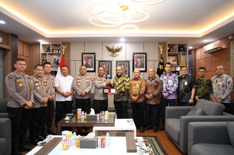 Jajaran Direksi Bank Aceh Syariah bersilaturahmi dengan Kapolda Aceh Irjen Pol. Ruddi Setiawan dalam rangka mempererat komunikasi dan kolaborasi antar-lembaga, Kamis (17/9/2026). Foto: Dok. Istimewa 