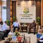 Kajari Aceh Besar Dr. Wisnu Murtopo Nur Muhamad, S.H., M.H., berbincang bersama Ketua SMSI Aceh Besar Zulfikar, S.Pd., dan jajaran pengurus SMSI dalam audiensi di Kantor Kejaksaan Negeri Aceh Besar, Selasa (22/9/2026). Foto: Dok. SMSI Aceh Besar