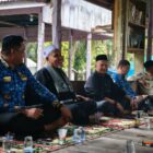Bupati Aceh Jaya Safwandi, memakai baju hitam dan peci hitam, bersama jajaran Pemerintah Kabupaten Aceh Jaya saat bertakziah ke rumah duka almarhum Aboen Sofyan di Desa Tanoh Manyang, Kecamatan Teunom, Kamis (17/9/2026). Foto: Dok. Pemkab Aceh Jaya.