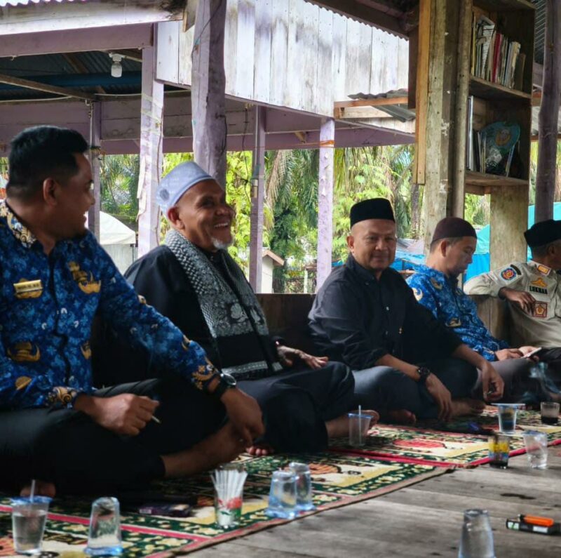 Bupati Aceh Jaya Safwandi, memakai baju hitam dan peci hitam, bersama jajaran Pemerintah Kabupaten Aceh Jaya saat bertakziah ke rumah duka almarhum Aboen Sofyan di Desa Tanoh Manyang, Kecamatan Teunom, Kamis (17/9/2026). Foto: Dok. Pemkab Aceh Jaya.