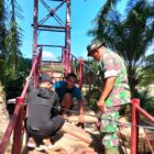 Personel TNI bersama unsur terkait melaksanakan pembangunan Jembatan Gantung Perintis Desa Serasah, Kecamatan Simpang Kanan, Aceh Singkil, Senin (21/9/2026). Foto: Dok. Istimewa 