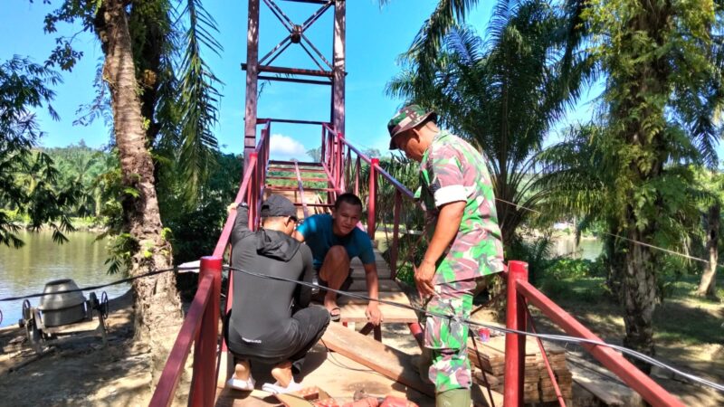 Personel TNI bersama unsur terkait melaksanakan pembangunan Jembatan Gantung Perintis Desa Serasah, Kecamatan Simpang Kanan, Aceh Singkil, Senin (21/9/2026). Foto: Dok. Istimewa 