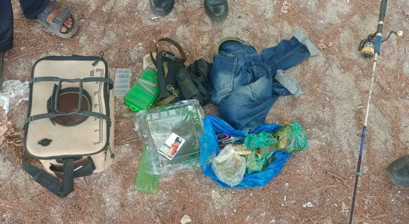 Sejumlah barang dan perlengkapan memancing yang ditemukan di sekitar lokasi Ujong Lhok, Gampong Lhok Geulumpang, Kecamatan Setia Bakti, Kabupaten Aceh Jaya, saat proses pencarian dua warga yang dilaporkan hilang, Rabu (2/9/2026). Foto: Dok. Istimewa.