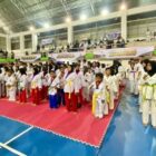 Peserta Open Tournament Taekwondo Piala Bupati Aceh Jaya 2026 mengikuti pembukaan turnamen di GOR PBVSI Aceh Jaya, Sabtu (26/9/2026). Foto: Dok. Istimewa