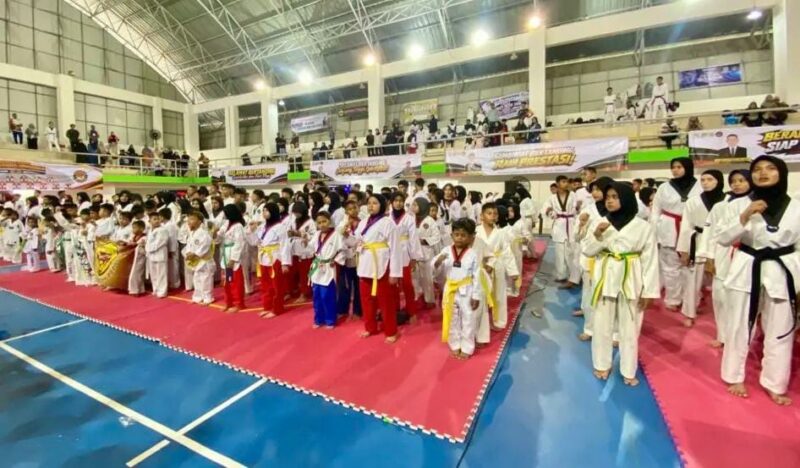 Peserta Open Tournament Taekwondo Piala Bupati Aceh Jaya 2026 mengikuti pembukaan turnamen di GOR PBVSI Aceh Jaya, Sabtu (26/9/2026). Foto: Dok. Istimewa