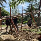Pekerja melanjutkan pembangunan Jembatan Gantung Serasah yang diharapkan menjadi penghubung penting bagi masyarakat Desa Serasah dan Desa Cibubukan, Sabtu (5/9/2026). Foto: Dok. Istimewa