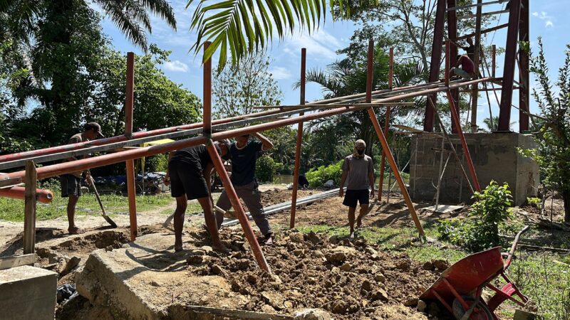 Pekerja melanjutkan pembangunan Jembatan Gantung Serasah yang diharapkan menjadi penghubung penting bagi masyarakat Desa Serasah dan Desa Cibubukan, Sabtu (5/9/2026). Foto: Dok. Istimewa 