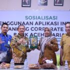 Perwakilan Bank Aceh Syariah menyerahkan plakat kepada perwakilan Cabang Dinas Pendidikan Wilayah Bireuen dalam kegiatan sosialisasi penggunaan Internet Banking Corporate (IBC) di SMAN 1 Bireuen, Selasa (22/9/2026). Foto: Dok. Istimewa