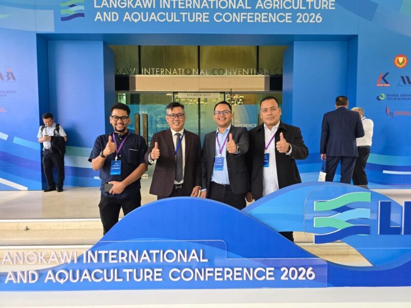 Direktur Utama PT Pembangunan Aceh (Perseroda) Faisal Ilyas menandatangani Memorandum of Understanding (MoU) dengan perwakilan perusahaan internasional dalam ajang Langkawi International Agriculture & Aquaculture Conference (LIAA) 2026 di Langkawi, Malaysia, Jumat (18/9/2026). Foto: Dok. Humas PT PEMA