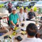 Ketua Umum DPP Gabungan Pengusaha Makan Bergizi Indonesia (GAPEMBI) H. Alven Stony, S.I.P. bersama pengurus GAPEMBI Aceh saat menghadiri pertemuan dengan pernguru GAPEMBI Aceh, di Moorden Coffee, Banda Aceh, Jumat (25/9/2026). Foto: Dok. GAPEMBI