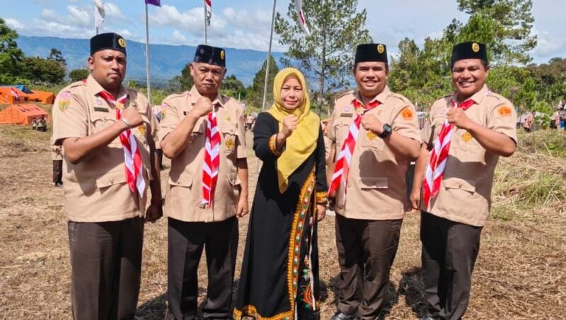 Ketua Bawaslu Kabupaten Bener Meriah Yusrijal Faini bersama jajaran dan Gerakan Pramuka saat pembentukan Saka Adhyasta Pemilu di Kabupaten Bener Meriah, Minggu (13/9/2026). Foto: Dok. Istimewa 