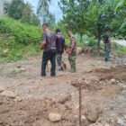 Babinsa Kodim 0108/Agara bersama masyarakat melakukan pengukuran titik dan penggalian pondasi Jembatan Garuda di Desa Lawe Sekerah, Aceh Tenggara, Jumat (11/9/2026). Foto: Dok. Istimewa