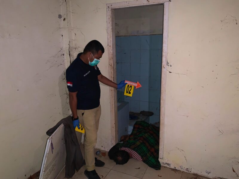 Petugas Polsek Mesjid Raya bersama Unit Inafis Satreskrim Polresta Banda Aceh melakukan penanganan dan olah TKP terkait penemuan warga meninggal dunia di kamar mandi TK Malahayati, Gampong Neuheun, Minggu (20/9/2026) malam. Foto: Dok. Istimewa 