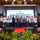 Ketua Umum SMSI Pusat Firdaus, Ketua SMSI Aceh Aldin NL bersama jajaran pengurus SMSI kabupaten/kota se-Aceh berfoto bersama usai pelantikan periode 2026-2029 di Anjong Mon Mata, Banda Aceh, Sabtu (5/9/2026). Foto: Dok. SMSI Aceh