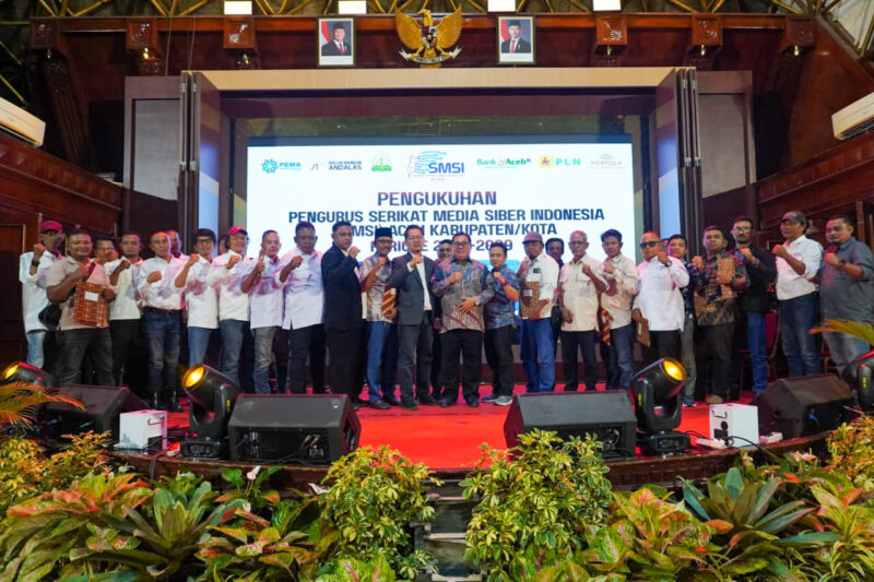 Ketua Umum SMSI Pusat Firdaus, Ketua SMSI Aceh Aldin NL bersama jajaran pengurus SMSI kabupaten/kota se-Aceh berfoto bersama usai pelantikan periode 2026-2029 di Anjong Mon Mata, Banda Aceh, Sabtu (5/9/2026). Foto: Dok. SMSI Aceh