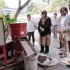 Wali Kota Banda Aceh Illiza Sa’aduddin Djamal saat mengunjungi Center of Excellence Comestoarra untuk melihat pengolahan sampah menjadi bahan bakar terbarukan padat, Kamis (17/9/2026). Foto: Dok. Diskominfo Kota Banda Aceh