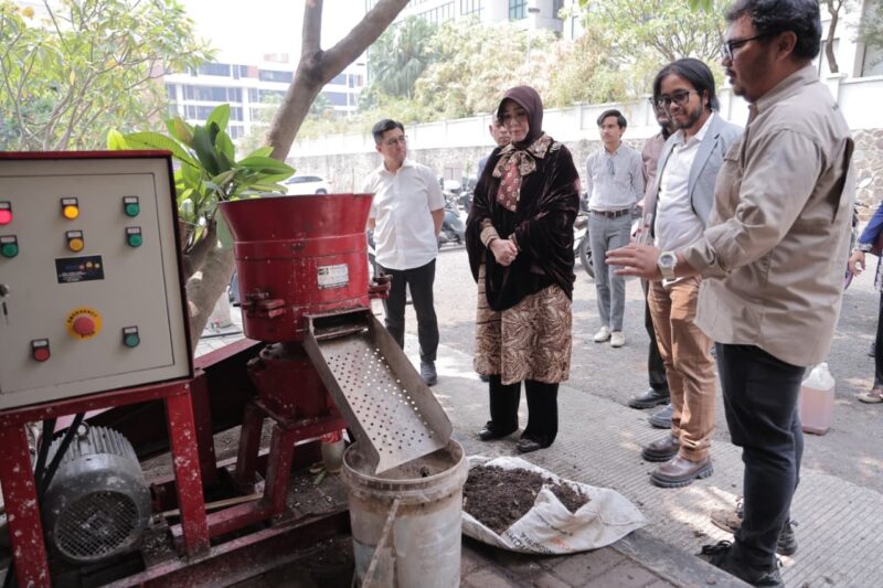 Wali Kota Banda Aceh Illiza Sa’aduddin Djamal saat mengunjungi Center of Excellence Comestoarra untuk melihat pengolahan sampah menjadi bahan bakar terbarukan padat, Kamis (17/9/2026). Foto: Dok. Diskominfo Kota Banda Aceh