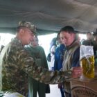 Pangdam IM Mayjen TNI Joko Hadi Susilo, S.I.P., bersama Ketua Persit Kartika Chandra Kirana Daerah Iskandar Muda meninjau stan Bazar Pasar Murah Serentak dalam rangka HUT ke-81 TNI di Lapangan Blang Padang, Banda Aceh, Selasa (22/9/2026). Foto: Dok. Istimewa 