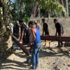 Personel TNI, pekerja sipil, dan masyarakat bergotong royong mengerjakan pembangunan Jembatan Gantung Desa Serasah, Kecamatan Simpang Kanan, Aceh Singkil, Selasa (1/9/2026). Foto: Dok. Istimewa