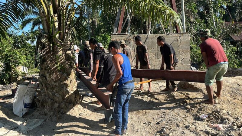 Personel TNI, pekerja sipil, dan masyarakat bergotong royong mengerjakan pembangunan Jembatan Gantung Desa Serasah, Kecamatan Simpang Kanan, Aceh Singkil, Selasa (1/9/2026). Foto: Dok. Istimewa