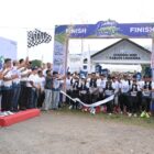 Foto 1: General Manager PT Solusi Bangun Andalas, R. Adi Santosa melepas peserta Andalas Fun Run di Lapangan Carlos, Lhoknga, Minggu (20/9/2026). Foto: Dok. Istimewa