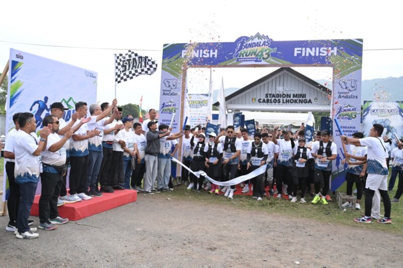Foto 1: General Manager PT Solusi Bangun Andalas, R. Adi Santosa melepas peserta Andalas Fun Run di Lapangan Carlos, Lhoknga, Minggu (20/9/2026). Foto: Dok. Istimewa 