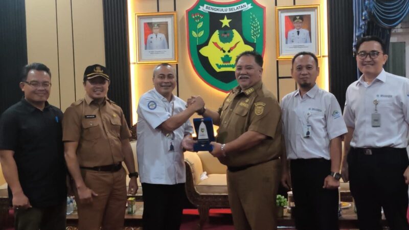 Bupati Bengkulu Selatan H. Rifai Tajudin menerima audiensi Deputi Direksi Wilayah III BPJS Kesehatan dr. Anurman Huda, M.M., A.A.K., beserta jajaran di Rumah Dinas Bupati Bengkulu Selatan, Senin (31/8/2026). Foto: Dok. Istimewa 