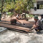 Proses pemasangan rangka besi lantai Jembatan Gantung Perintis oleh Babinsa bersama masyarakat di Desa Kuta Ujung, Kecamatan Darul Hasanah, Aceh Tenggara, Selasa (8/9/2026). Foto: Dok. Istimewa 
