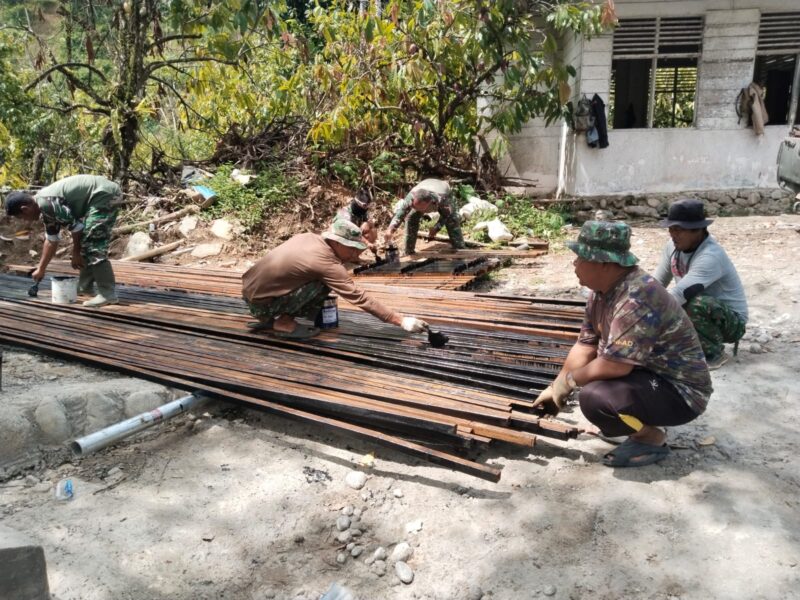 Proses pemasangan rangka besi lantai Jembatan Gantung Perintis oleh Babinsa bersama masyarakat di Desa Kuta Ujung, Kecamatan Darul Hasanah, Aceh Tenggara, Selasa (8/9/2026). Foto: Dok. Istimewa 
