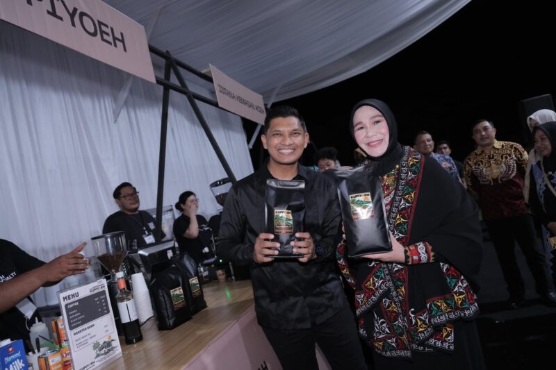 Wali Kota Banda Aceh Illiza Sa’aduddin Djamal bersama Wakil Wali Kota Banda Aceh Afdhal Khalilullah saat menghadiri pembukaan Banda Aceh Colossal Coffee Experience (BACCE) 2026 di Lapangan Blang Padang, Jumat (18/9/2026). Foto: Dok. Diskominfo Kota Banda Aceh