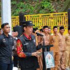 Bupati Aceh Barat Tarmizi, S.P., M.M., memimpin Apel Siaga Satlinmas dan Satgas Pageu Gampong di kompleks Makam Teuku Umar, Desa Mugo Rayeuk, Kecamatan Panton Reu, Kamis (17/9/2026). Foto: Dok. Istimewa 