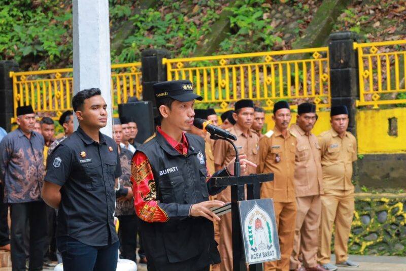 Bupati Aceh Barat Tarmizi, S.P., M.M., memimpin Apel Siaga Satlinmas dan Satgas Pageu Gampong di kompleks Makam Teuku Umar, Desa Mugo Rayeuk, Kecamatan Panton Reu, Kamis (17/9/2026). Foto: Dok. Istimewa 